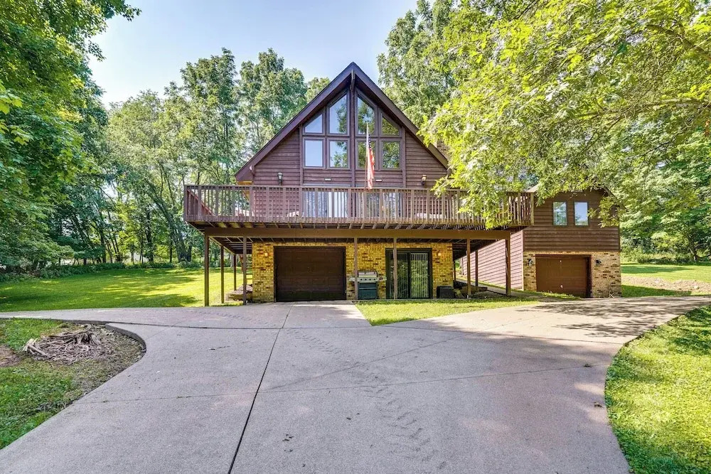 Cabin w/ Deck ~ 3 Mi to Apple Valley Lake!