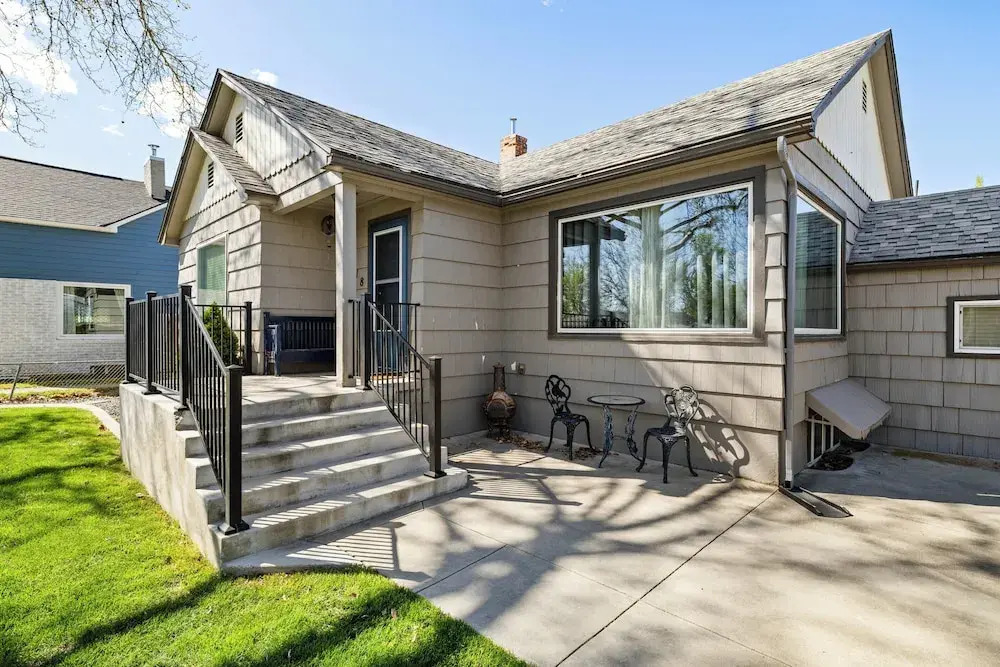 Spacious Family Home w/ Garage Game Room & Office!