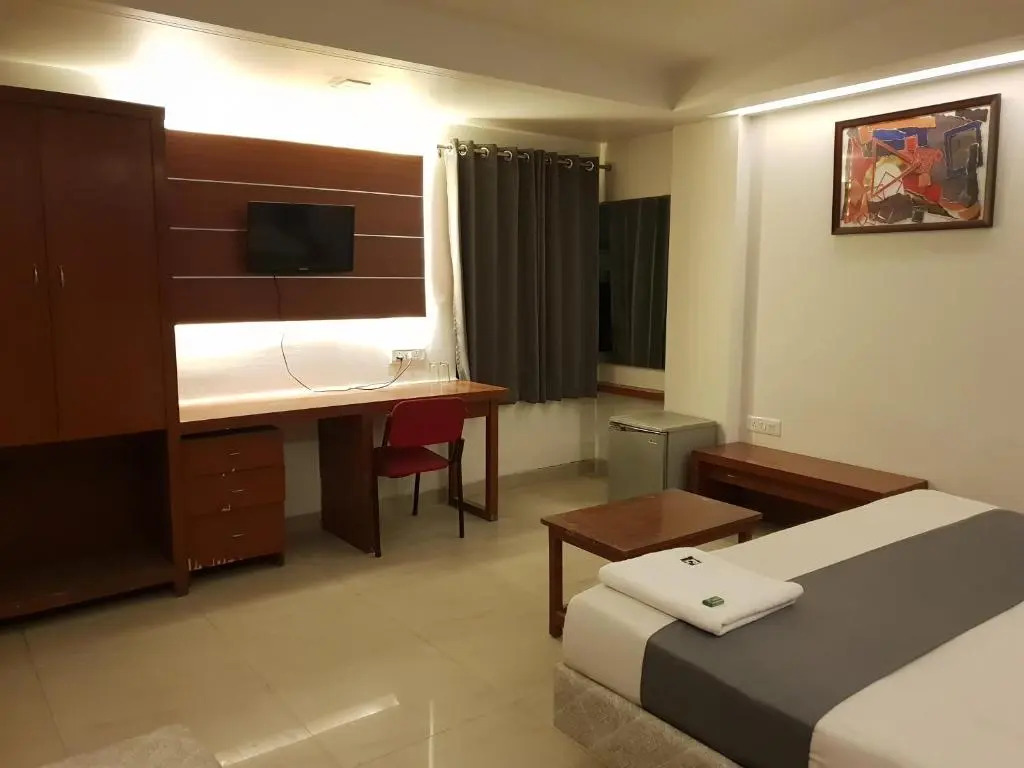 FabHotel Pleasure Inn - Near DB Mall