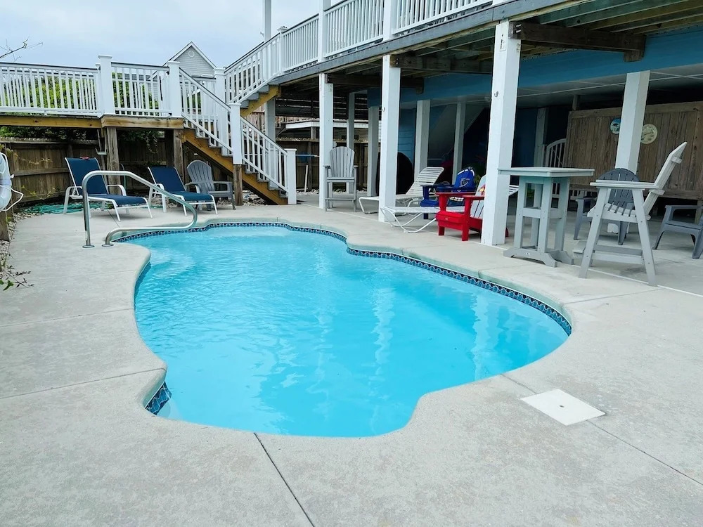 Beach Time 5 Bedroom Home by RedAwning
