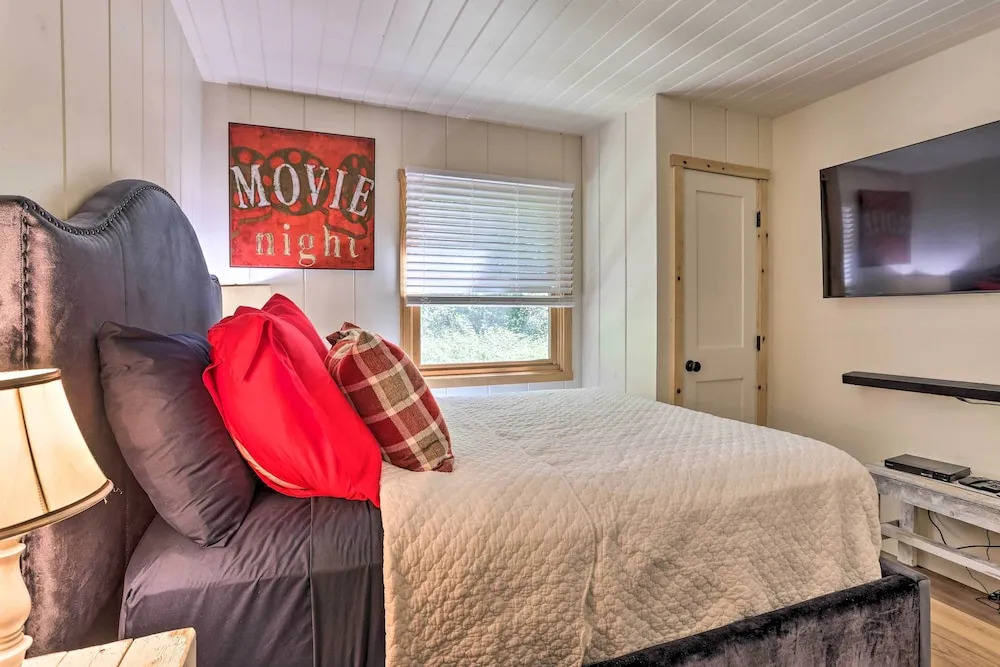 Steps to Lake: Cabin w/ Deck in Lake Arrowhead