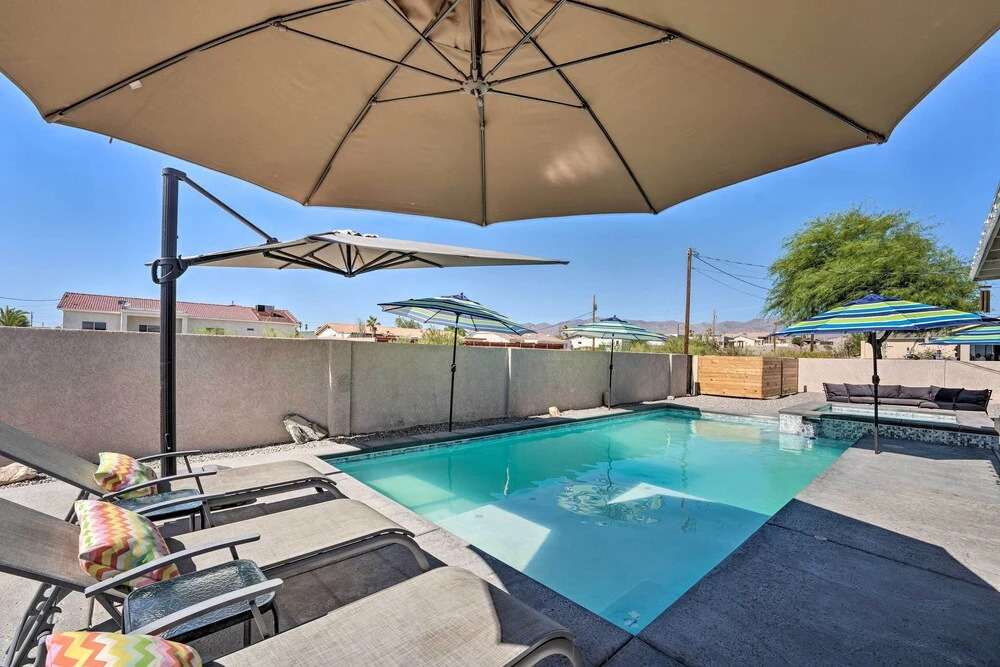 Central Lake Havasu City House: Grill & EV Charger