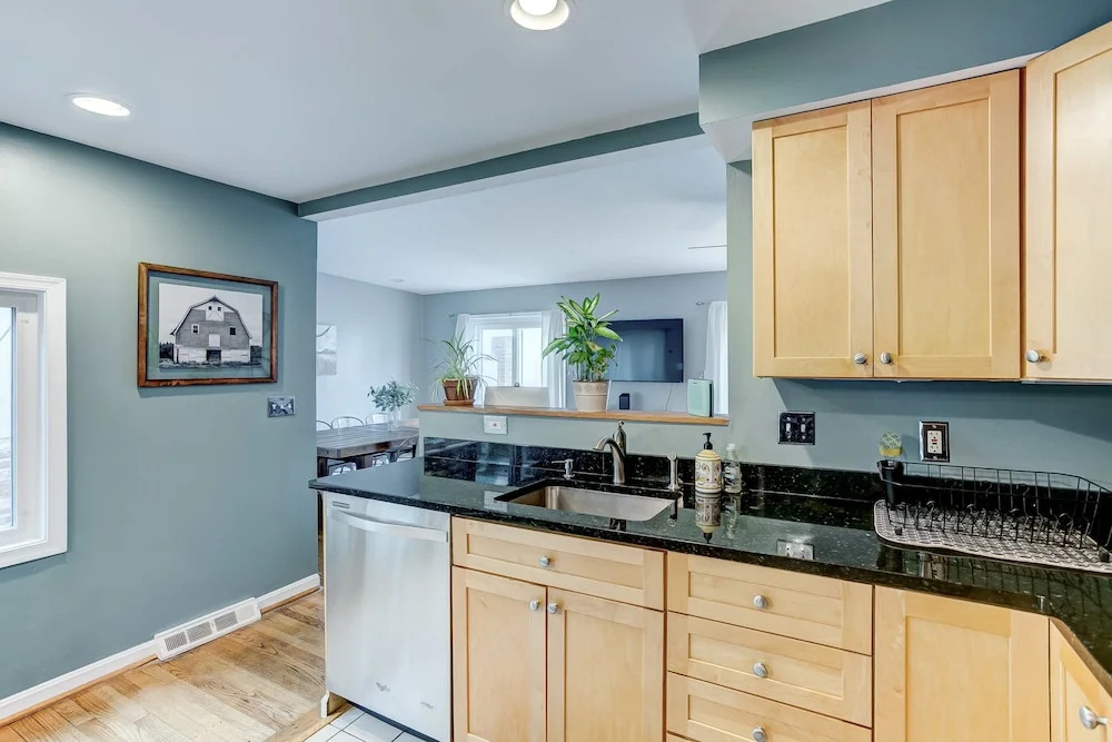 Upscale Home 2 Blocks From Harbor W/2-car Garage