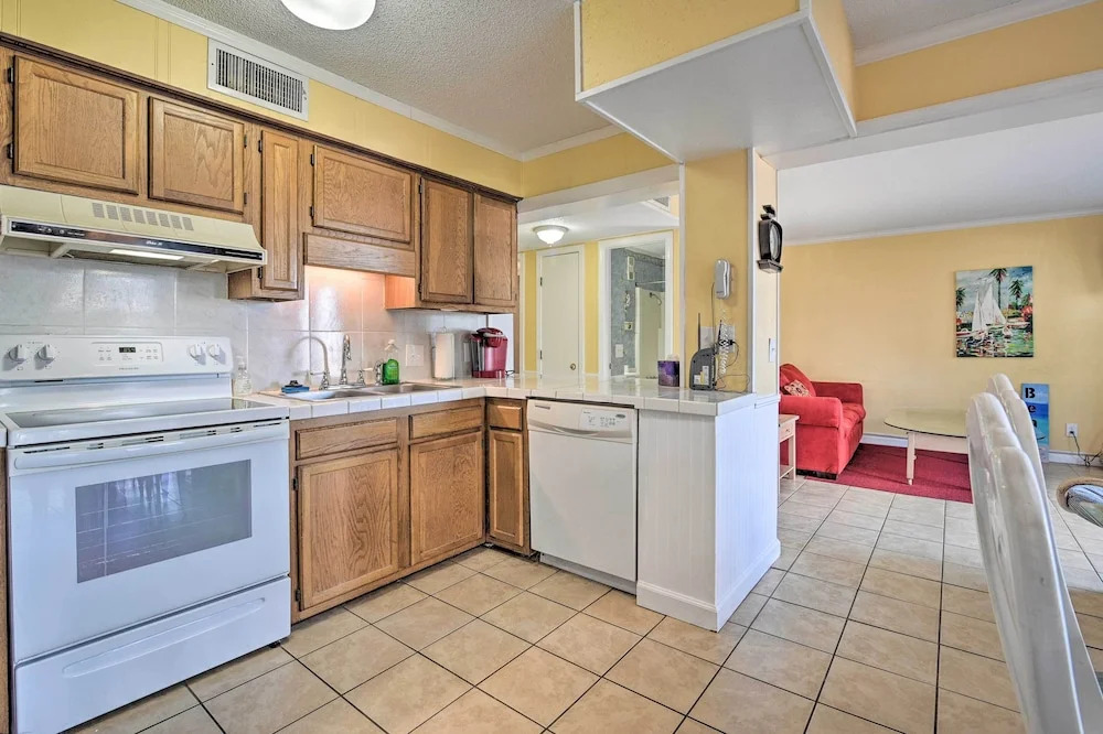 Walk to Beach: Condo w/ Balcony in South Myrtle