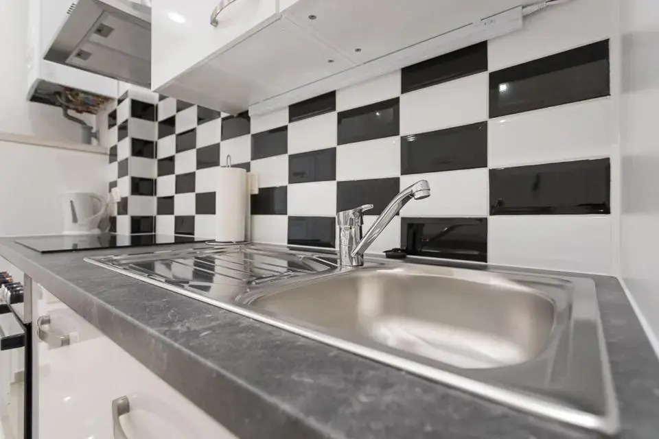 Bright Red Heart Apartment in Leopoldstadt