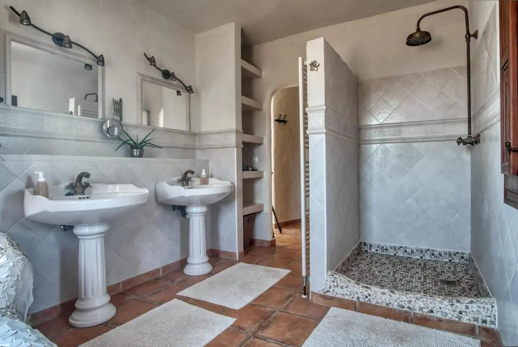 Luxury 4-bedroom villa, private pool and outhouse