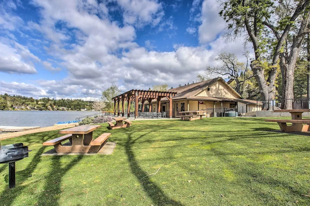 Community Perks: Welcoming Groveland Home
