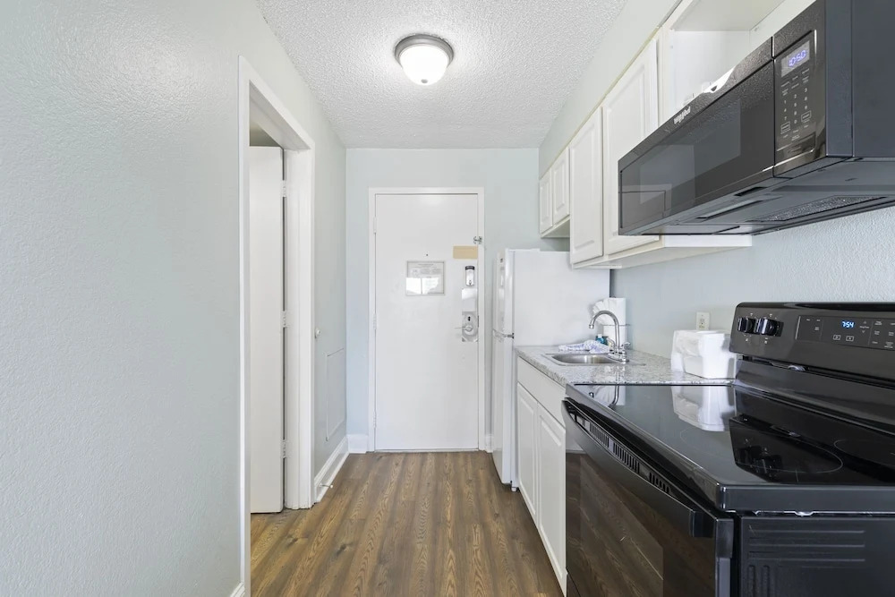 SeaMist Driftwood Vacation Studio with Balcony