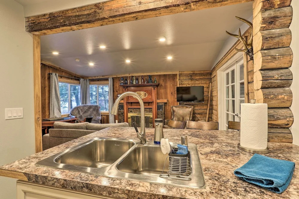 Rustic Anchorage Hideaway: Walk to Coastal Trail!