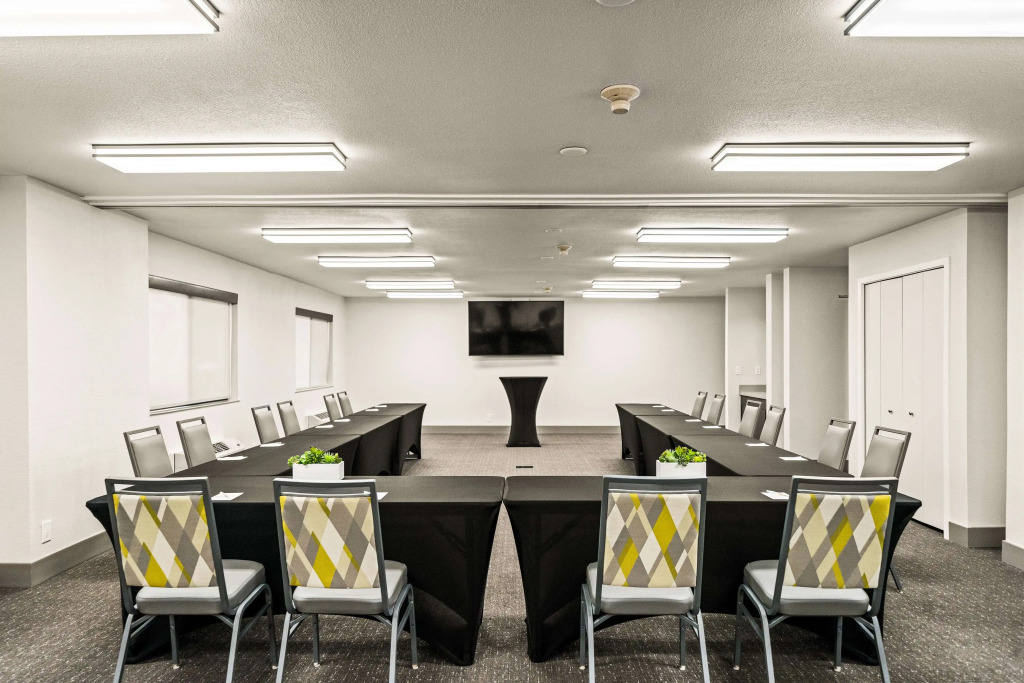 Oxford Suites Redding