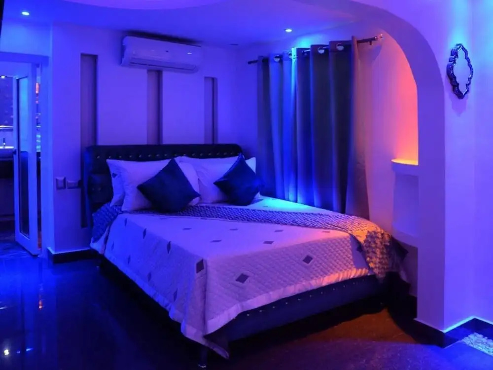 Luxury 14 Bedroom Villa Walking to Clubs/beaches!