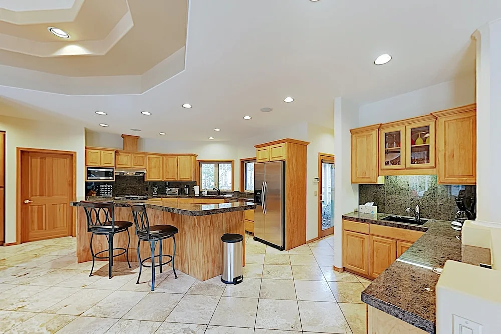 New Listing! Riverfront At River Glen W/ Hot Tub 3 Bedroom Home