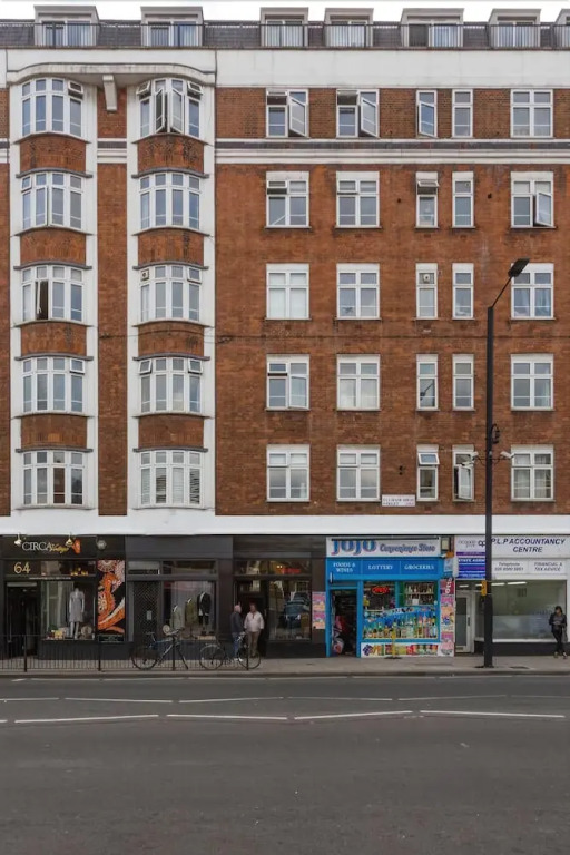 Spacious 2BR flat in Putney