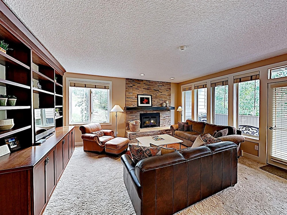 New Listing! W/ Pool -- Walk To Ski Lift 3 Bedroom Condo