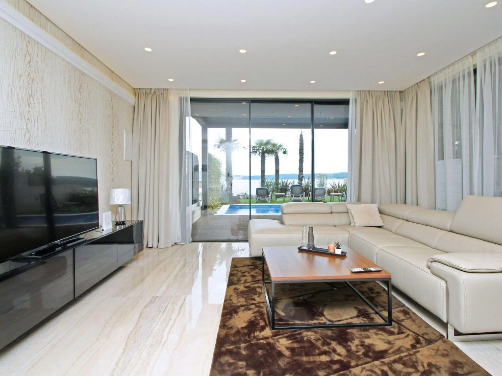 Luxury home with private pool and sauna for use ,15m distant from the sea