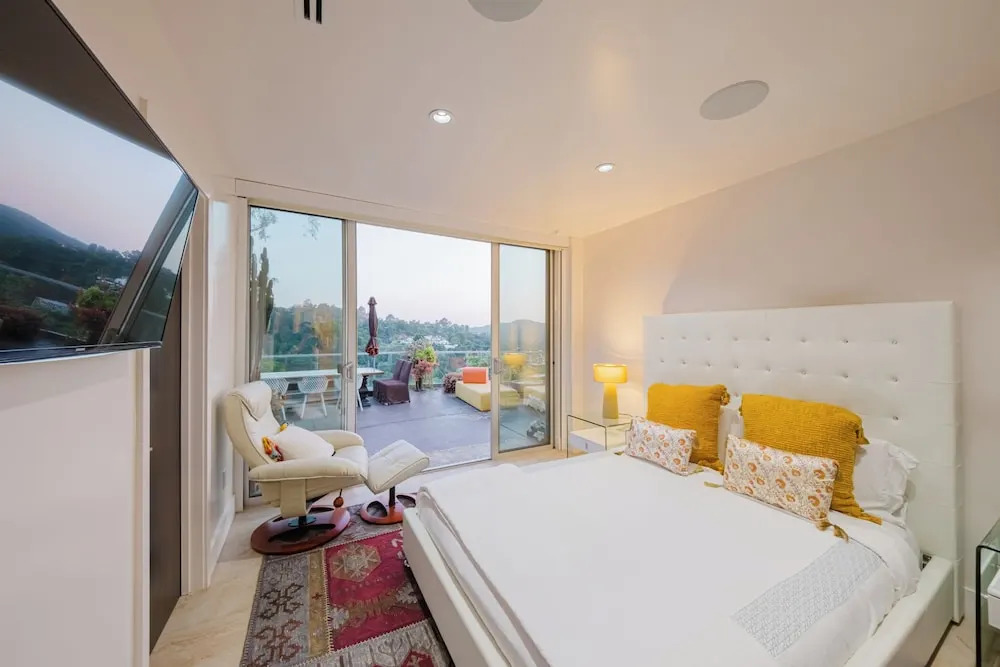 Zen Estate - Luxurious 5BR Beverly Hills Sanctuary With Pool & Canyon Views