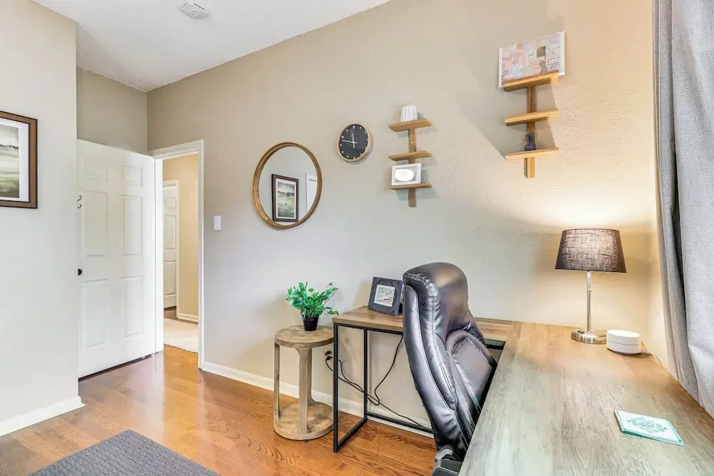 Deck & Greenbelt Access: Lovely Austin Home