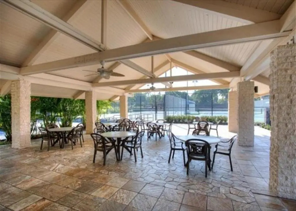Surf & Racquet Club Lovely open and airy 2bd/2bth 2nd floor unit.