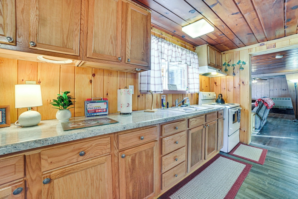 Rifle Lake Cabin! Michigan Outdoor Adventure Pad