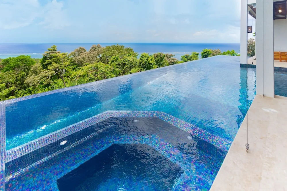 Ocean Pearl 4 Bedroom Home by RedAwning