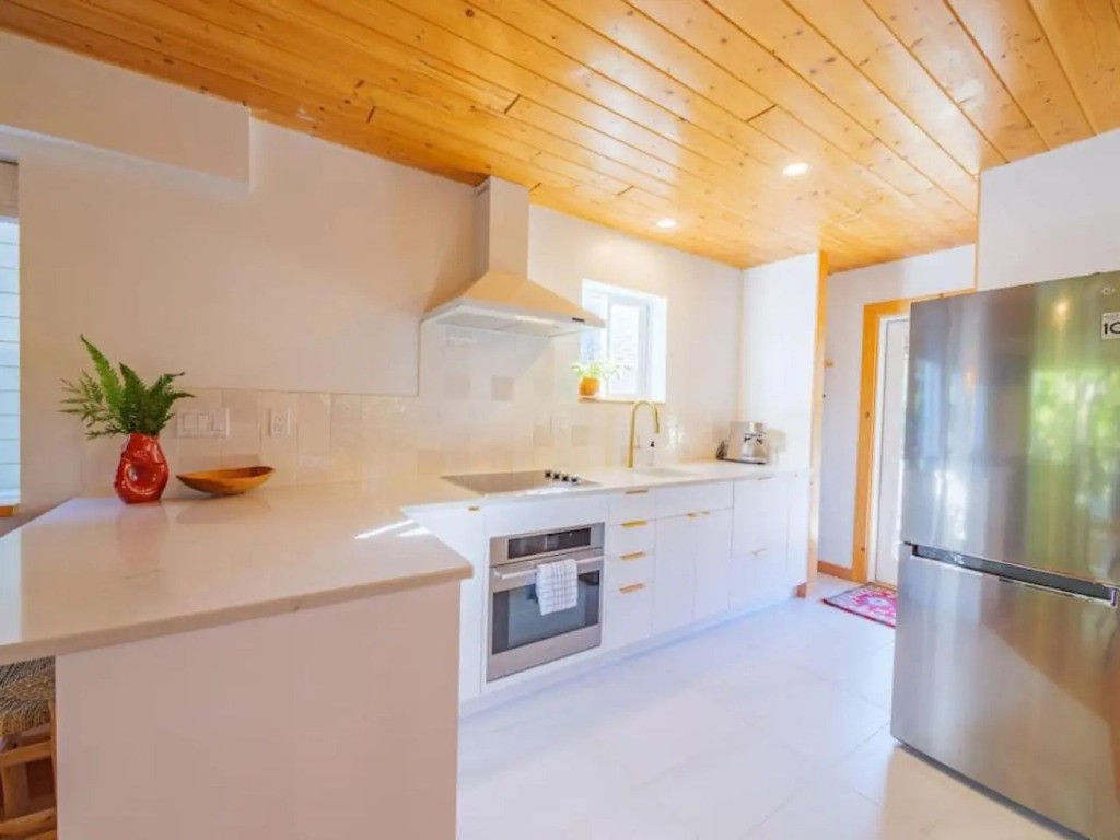 The Perch Modern 2 Bed Cabin with Patio and Hot Tub