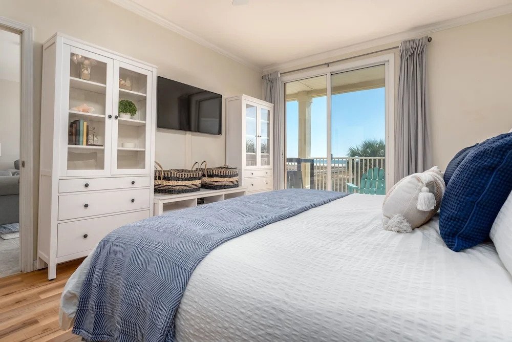 Rambl One - Gulf Facing - Beach Club Amenities Including Two Pools And A Boardwalk! Recently Remodeled And Refurnished 3 Bedroom Condo by RedAwning