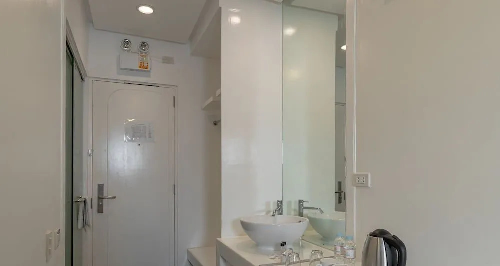 Embarcadero Hotel by ZEN Rooms