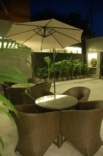 Hotel Red Earth