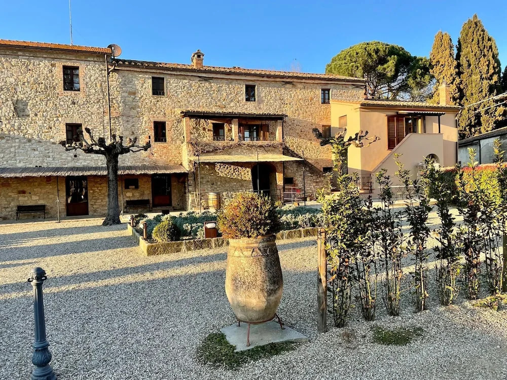 Tranquil Location With Views of Lake Trasimeno!