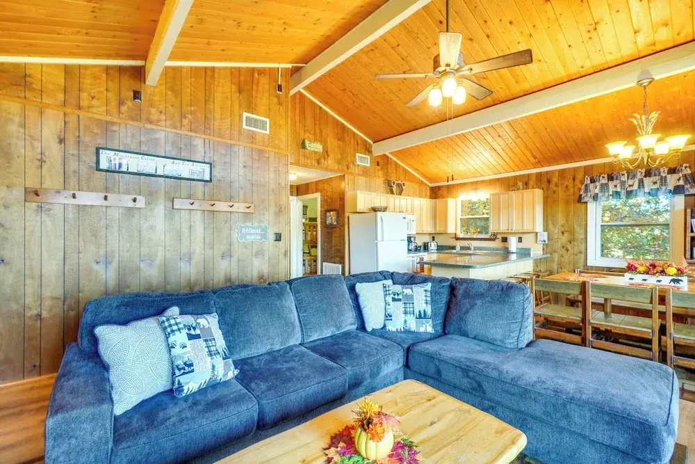 Hot Tub & Mountain Views at Gatlinburg Cabin!