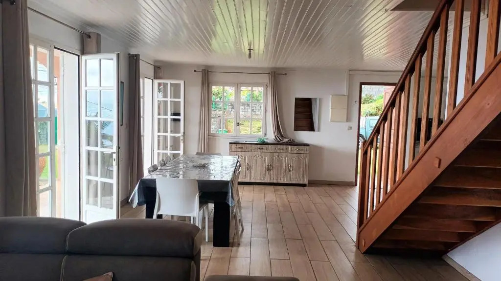 Maison de 4 chambres avec vue sur la mer jardin clos et wifi a Saint Leu