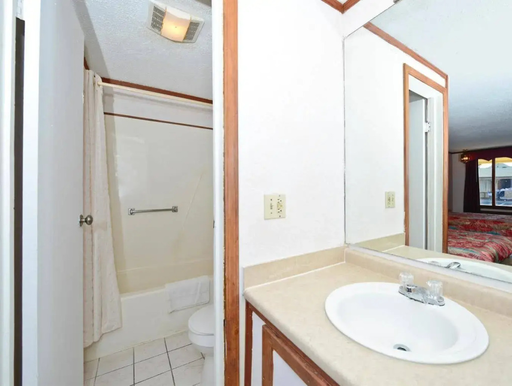 Americas Best Value Inn & Suites Warren Detroit