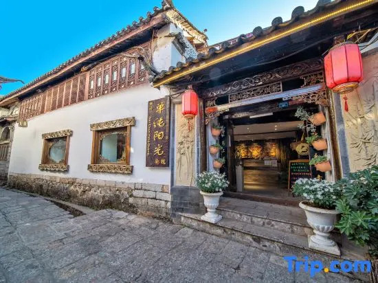 Lijiang pure sunshine · panoramic view of the ancient city and snow mountain