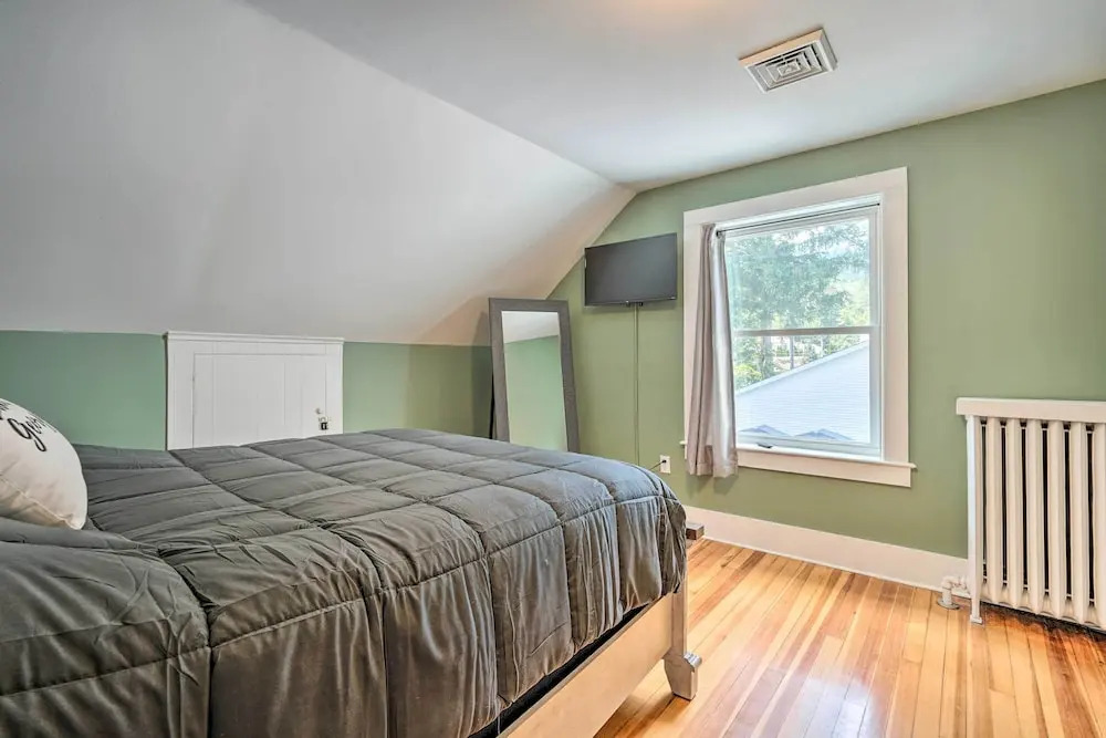 Downtown Retreat w/ Grill, Fire Pit & Wet Bar