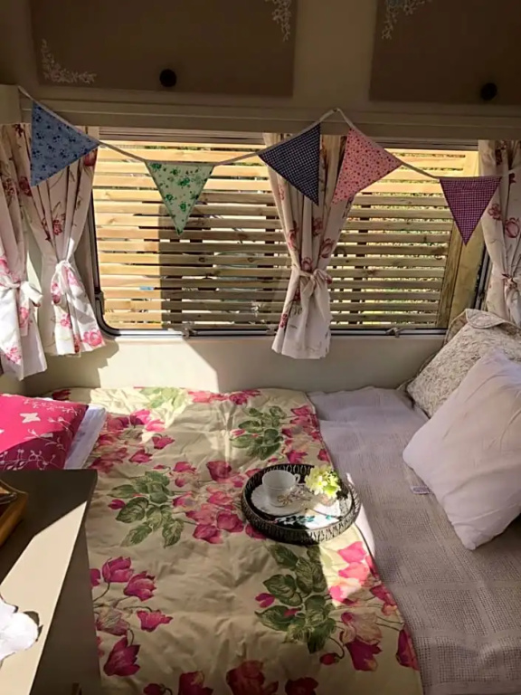 Down The Garden Path Vintage Caravan B&B