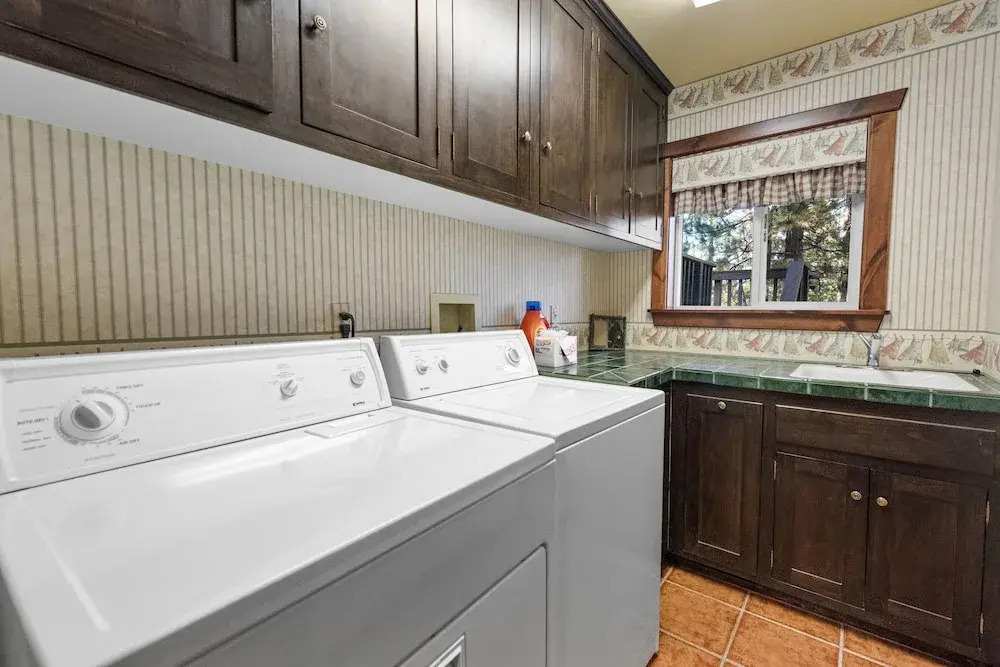 Big Bear Villa - Walk to Lake ad Village! Hot Tub, Jet Tub and so much more