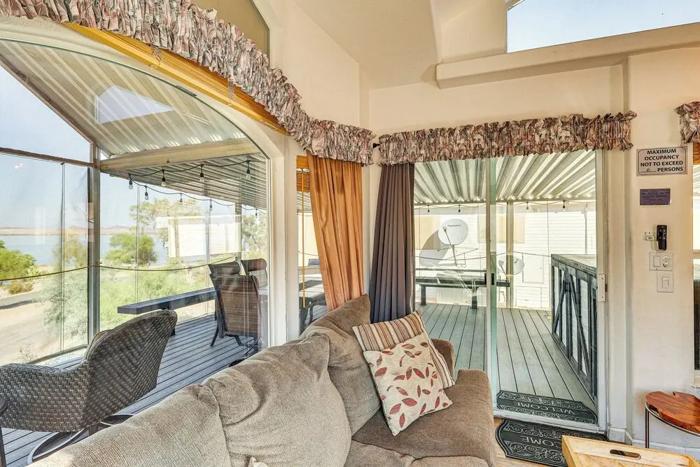 Boat Launch + Mountain Views: Lake Havasu Cabin