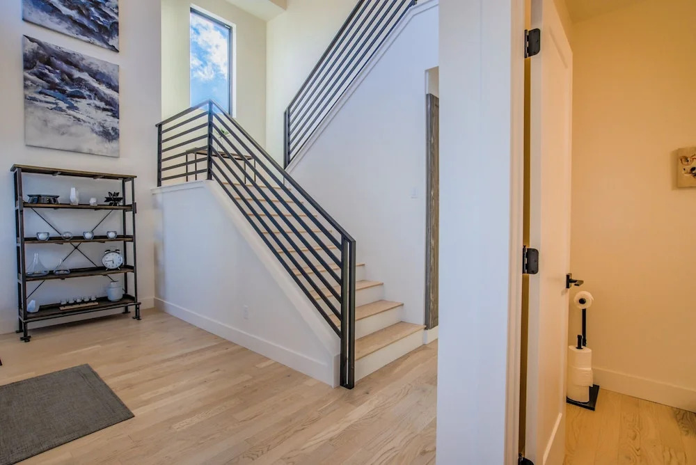 6bd3.5ba?downtown Modern Luxury W/hot Tub?