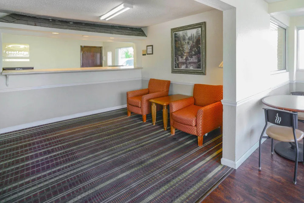 Econo Lodge Inn & Suites