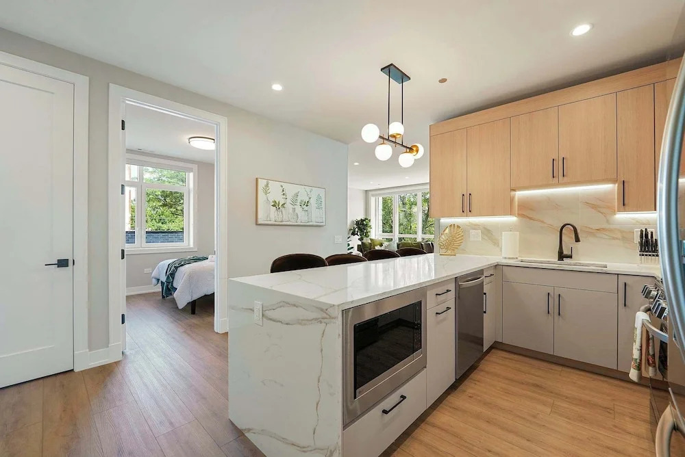 Modern 2br2ba Condo Free Parking and Balcony