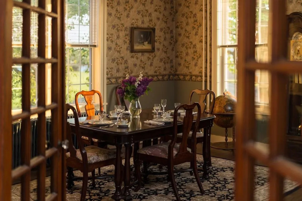 Yale Manor B&B & Yurt Glamping