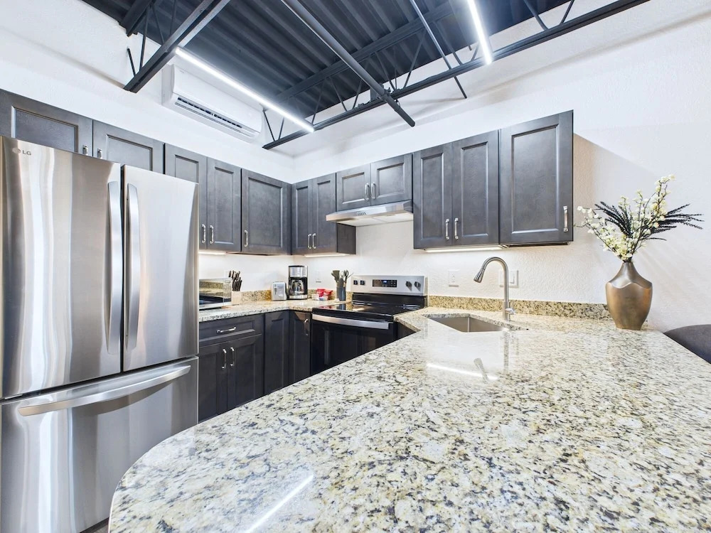 Loft Getaway Near Port Beach -unit 203