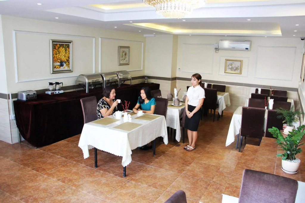 Sunny Holiday Hotel