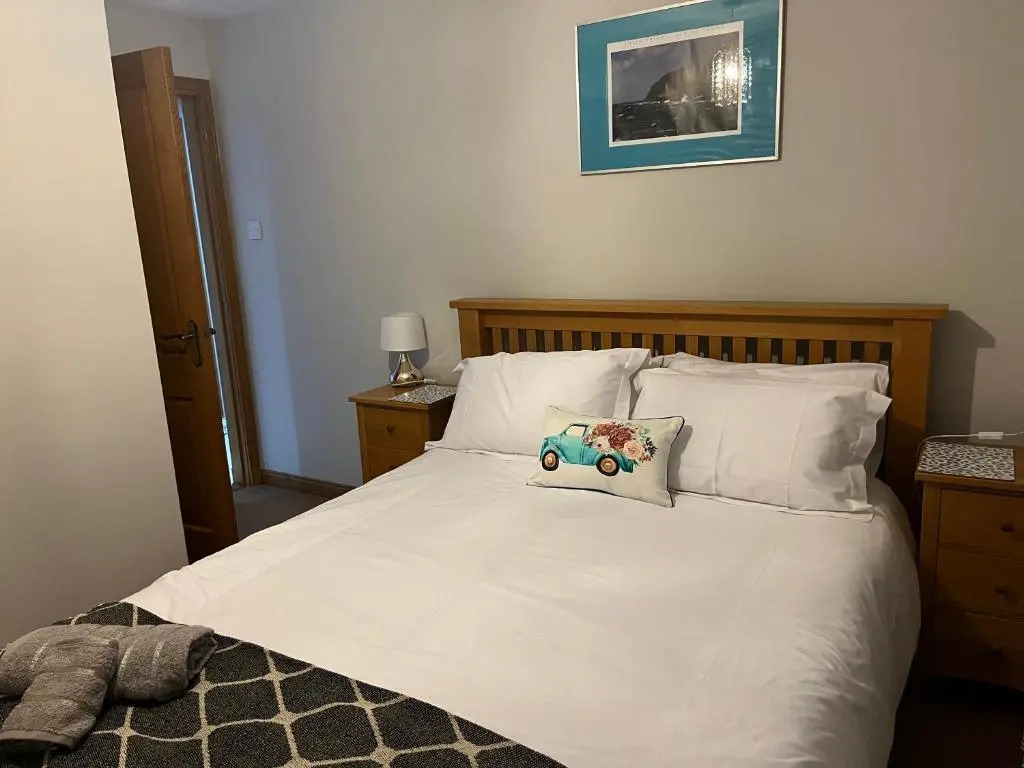 6 Canalside Apartments