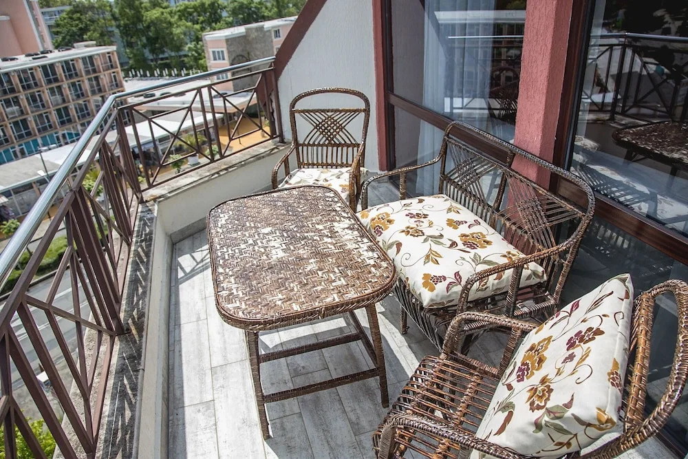 FM Premium 1-BDR Apartment with Terrace-Pacific