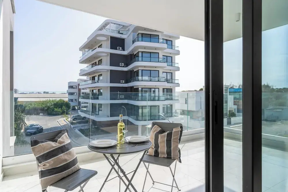 Taupe 2-BR Apt. & Balcony in Larnaca