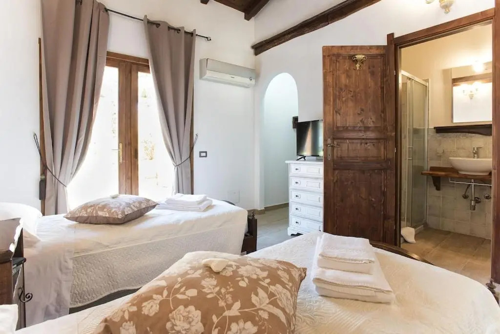 Restored Historic Mansion Paterno with Exclusive Pool, Wifi and AC for 20 people