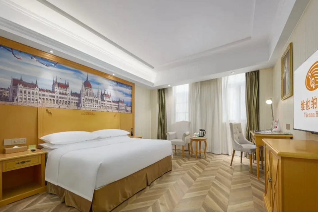 Vienna Hotel (Nanjing Wende Road Metro Station Yanchuang Park)