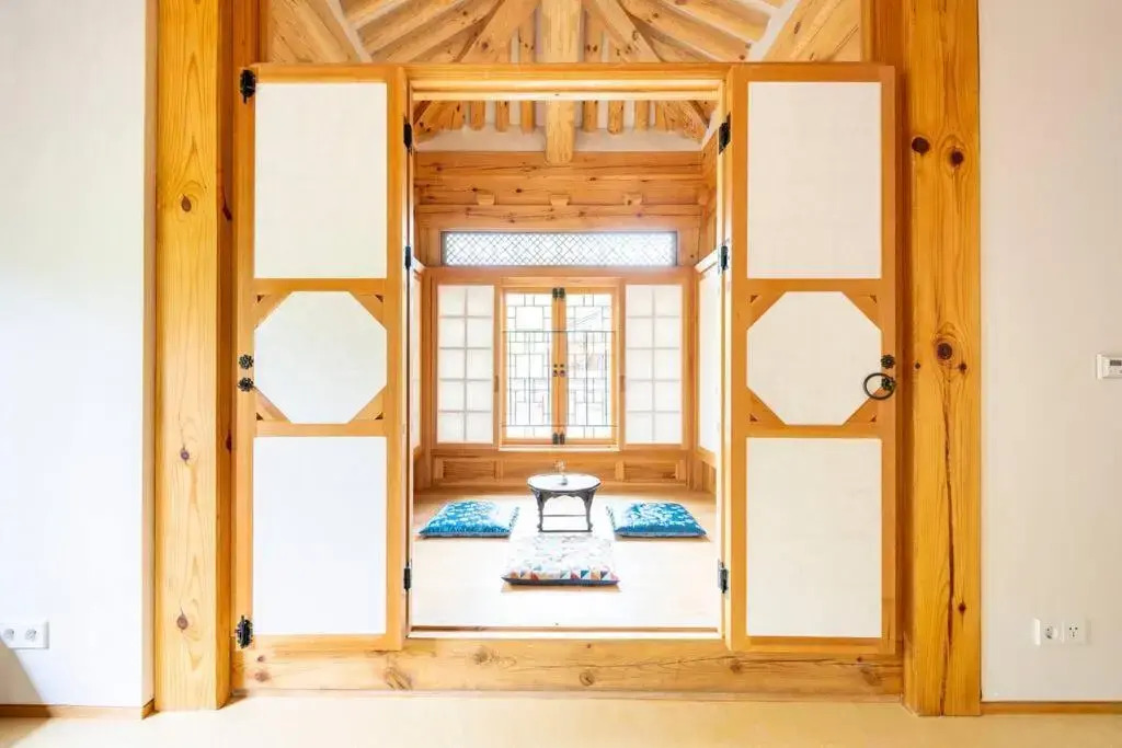 IRIRU Boutique Guesthouse - Hanok Korean traditional house