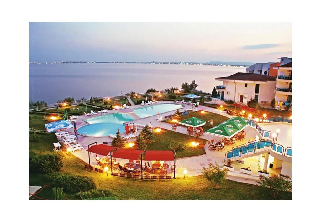 Riviera Complex 6